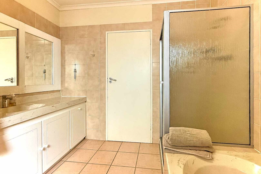 5 Bedroom Property for Sale in Flamingo Vlei Western Cape
